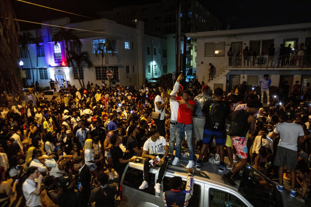 APTOPIX_Spring_Break_Miami-Curfew_25236